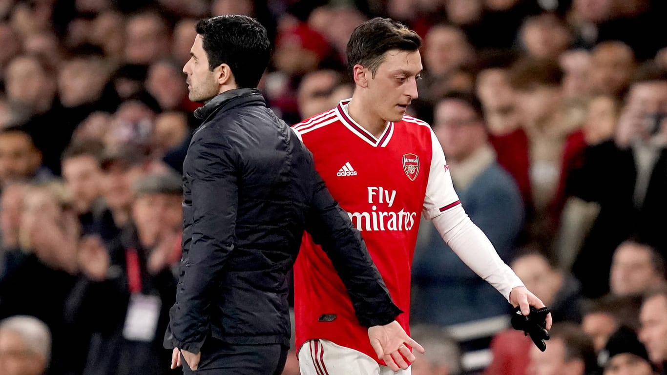 Mesut Özil und Trainer Mikel Arteta: Der Arsenal-Coach plant nicht mehr mit dem ehemaligen Nationalspieler.