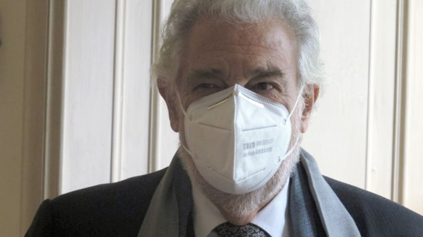 Der Opernsänger Plácido Domingo setzte auch beim Fototermin die Maske nicht ab.