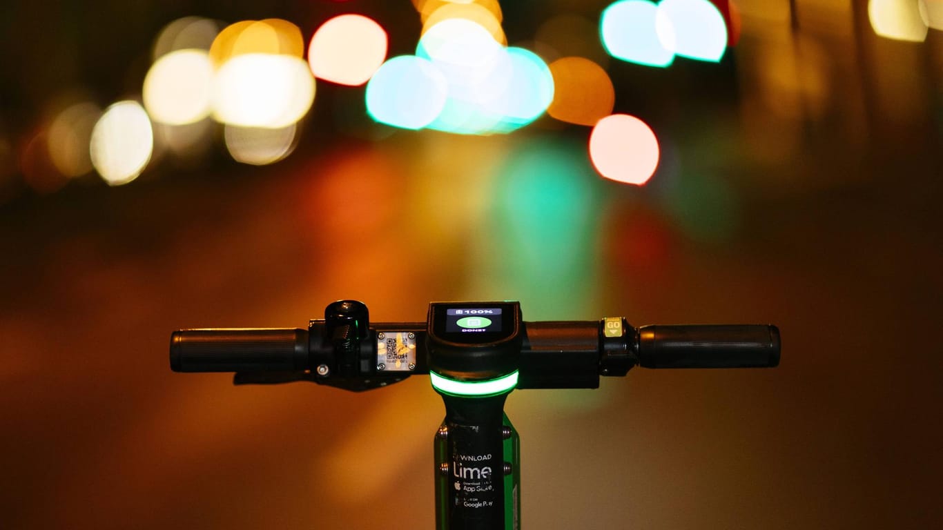 Ein E-Scooter steht nachts auf einer Straße (Symbolbild): Ein stark alkoholisierter E-Roller-Fahrer ist in Wolfsburg mehrfach gestürzt.
