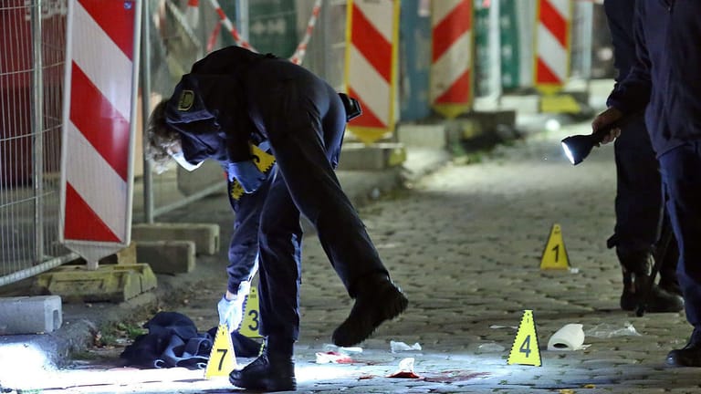 Kriminaltechniker und die Tatortgruppe des LKA Sachsen betrachten einen Tatort: In Dresden ist nun ein Verdächtiger im Fall eines Überfalls auf Touristen festgenommen worden.