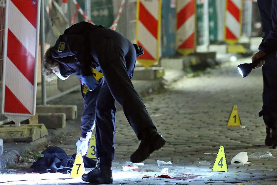 Kriminaltechniker und die Tatortgruppe des LKA Sachsen betrachten einen Tatort: In Dresden ist nun ein Verdächtiger im Fall eines Überfalls auf Touristen festgenommen worden.