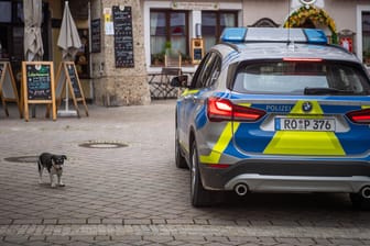 Eine Polizeistreife kontrolliert die Corona-Maßnahmen in Berchtesgaden: Olympiasiegerin Hilde Gerg hält die Reaktion der Politik für zu drastisch.