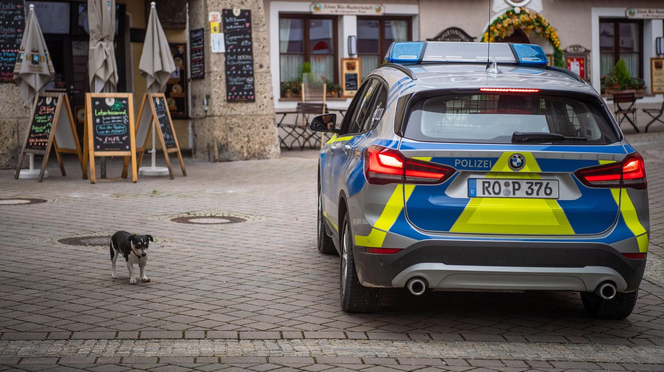 Eine Polizeistreife kontrolliert die Corona-Maßnahmen in Berchtesgaden: Olympiasiegerin Hilde Gerg hält die Reaktion der Politik für zu drastisch.