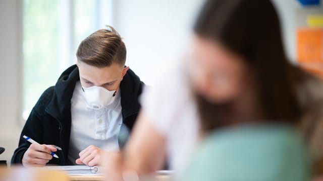 Schüler des Informatik-Grundkurses des Abiturjahrgangs am Carolus-Magnus-Gymnasium in NRW. Schüler des Informatik-Grundkurses des Abiturjahrgangs am Carolus-Magnus-Gymnasium in NRW.