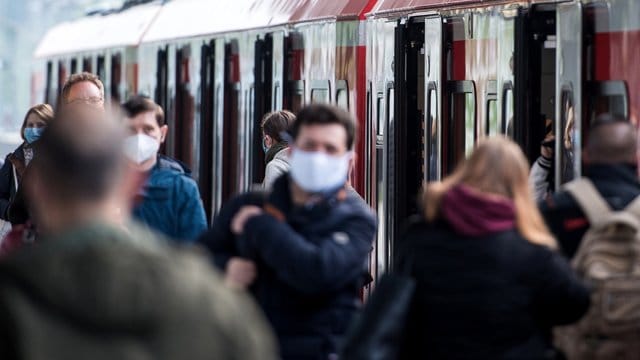 Wer einen weiten Weg zur Arbeit hat, kann ab 2021 mehr Kosten steuerlich geltend machen. Wer einen weiten Weg zur Arbeit hat, kann ab 2021 mehr Kosten steuerlich geltend machen.