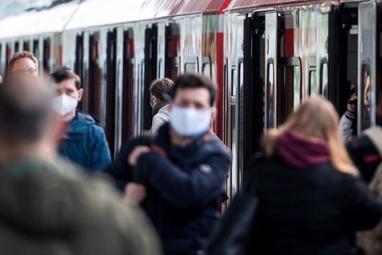 Wer einen weiten Weg zur Arbeit hat, kann ab 2021 mehr Kosten steuerlich geltend machen. Wer einen weiten Weg zur Arbeit hat, kann ab 2021 mehr Kosten steuerlich geltend machen.