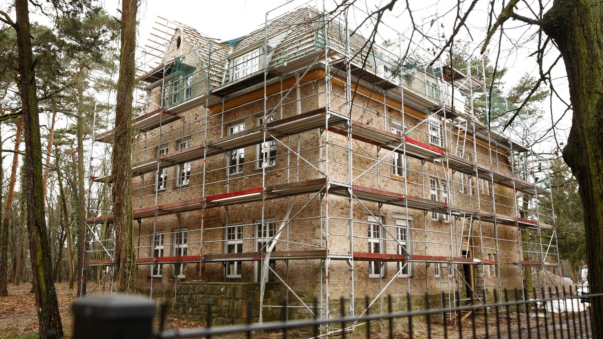 Blick auf die Villa von Rapper Bushido, in deren Dachstuhl 2013 ein Feuer ausgebrochen war: Die Potsdamer Staatswaltschaft ermittelt wegen Anstiftung zur Brandstiftung gegen den 42-Jährigen. Blick auf die Villa von Rapper Bushido, in deren Dachstuhl 2013 ein Feuer ausgebrochen war: Die Potsdamer Staatswaltschaft ermittelt wegen Anstiftung zur Brandstiftung gegen den 42-Jährigen.