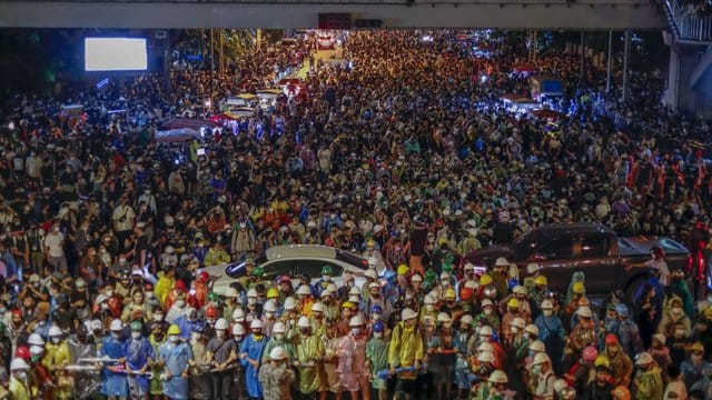 Pro-Demokratische Aktivisten ziehen bei einem Protestmarsch in Bangkok zum Büro des Ministerpräsidenten. Pro-Demokratische Aktivisten ziehen bei einem Protestmarsch in Bangkok zum Büro des Ministerpräsidenten.