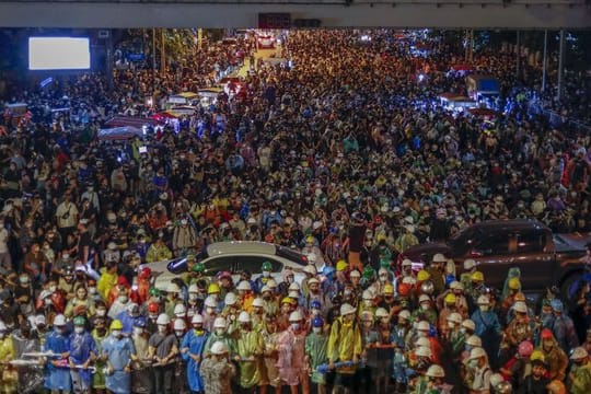 Pro-Demokratische Aktivisten ziehen bei einem Protestmarsch in Bangkok zum Büro des Ministerpräsidenten.
