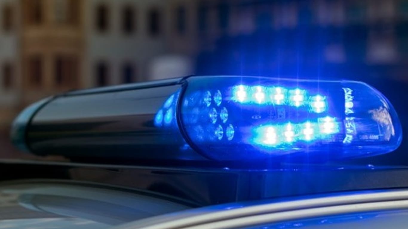 Ein Blaulicht leuchtet: In Hannover wurde ein 48-Jähriger leblos aufgefunden.
