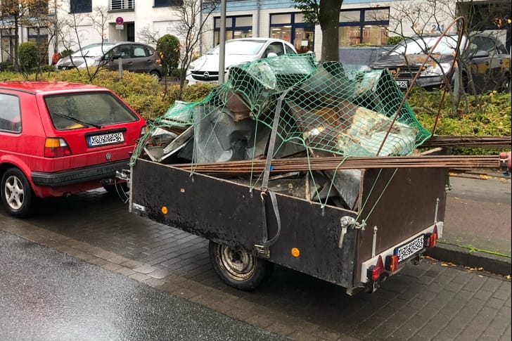 Ein rotes Auto mit Anhänger: Die Ladung des Wagens erregte die Aufmerksamkeit eines Verkehrspolizisten.