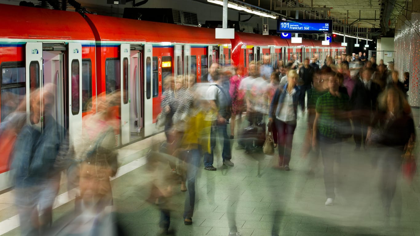 Menschen verlassen eine S-Bahn (Symbolbild): Pendler können ab 2021 von einer höheren Entfernungspauschale profitieren.