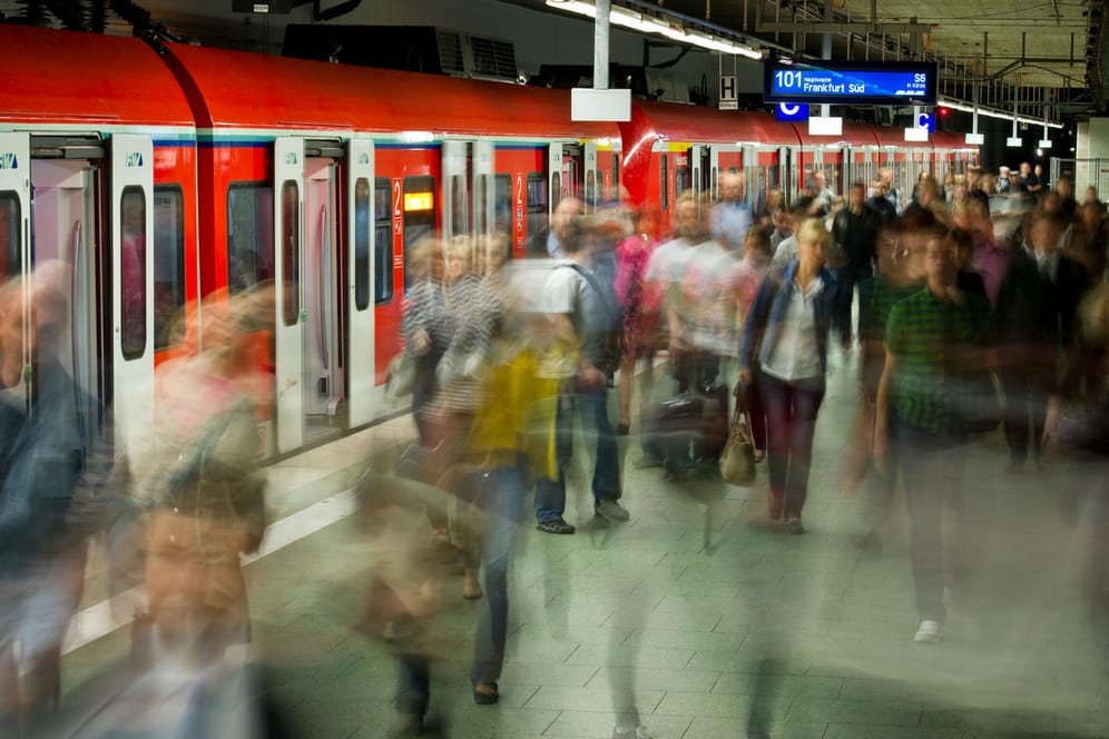 Menschen verlassen eine S-Bahn (Symbolbild): Pendler können ab 2021 von einer höheren Entfernungspauschale profitieren.
