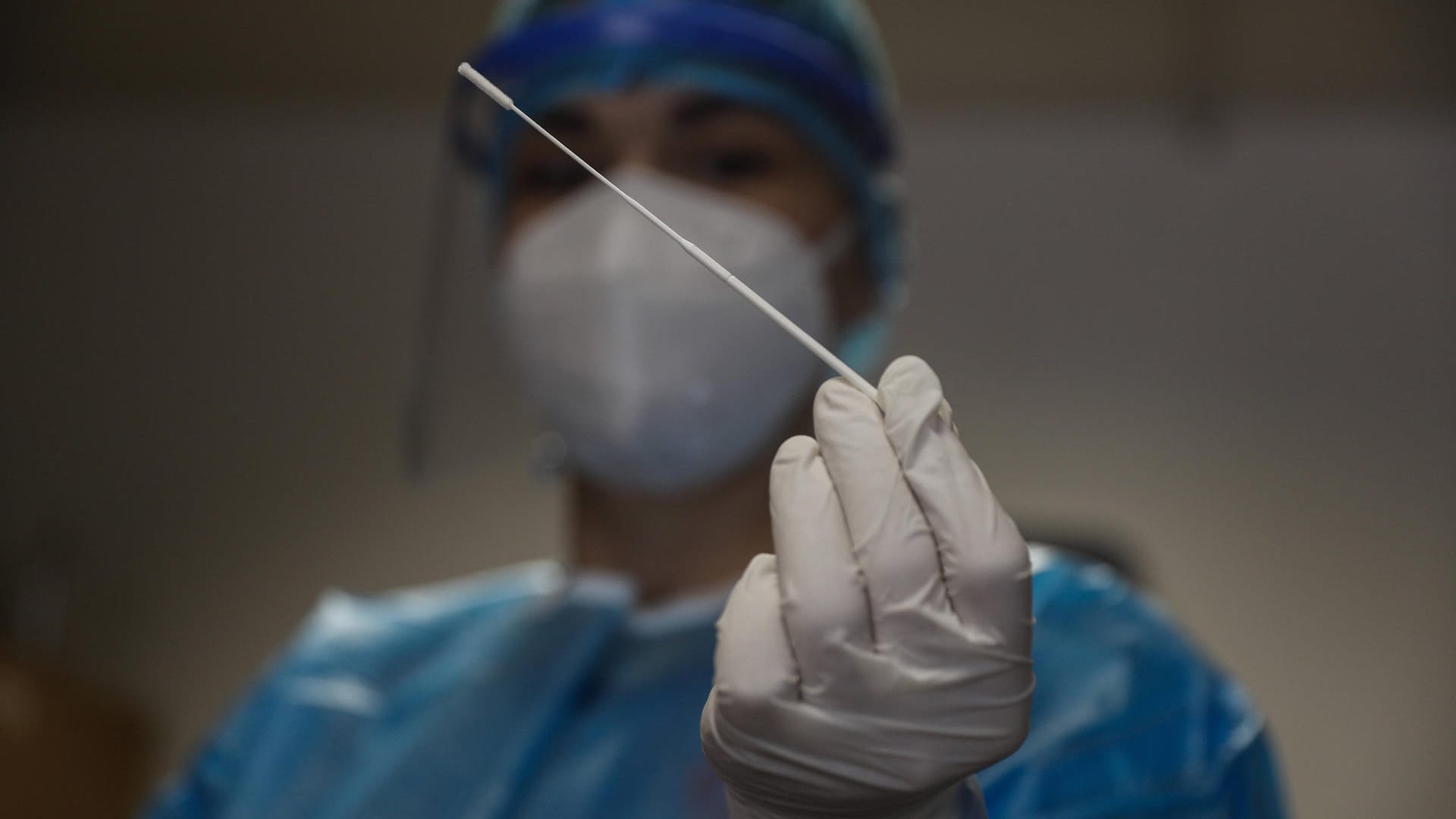 Eine Frau in Schutzkleidung hält ein Corona-Teststäbchen (Symbolbild): Berlin verzeichnet zwei Tage in Folge die jeweils höchste Zahl an registrierten Neuinfektionen seit Beginn der Pandemie. Eine Frau in Schutzkleidung hält ein Corona-Teststäbchen (Symbolbild): Berlin verzeichnet zwei Tage in Folge die jeweils höchste Zahl an registrierten Neuinfektionen seit Beginn der Pandemie.