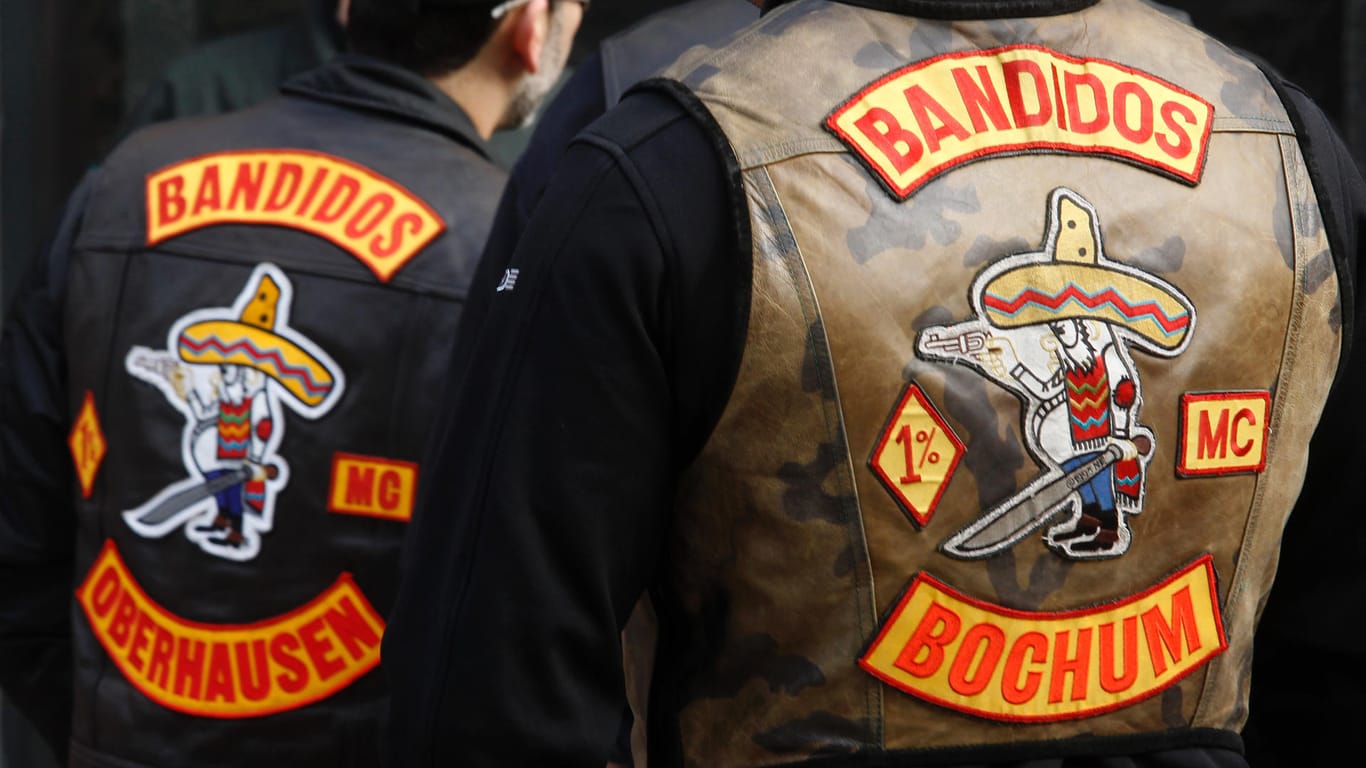 Zwei "Bandidos"-Mitglieder vor einem Prozess 2010: In Köln stehen ab Donnerstag mehrere Mitglieder des Clubs vor Gericht.