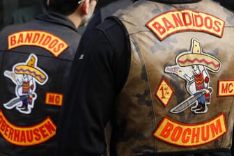 Zwei "Bandidos"-Mitglieder vor einem Prozess 2010: In Köln stehen ab Donnerstag mehrere Mitglieder des Clubs vor Gericht.