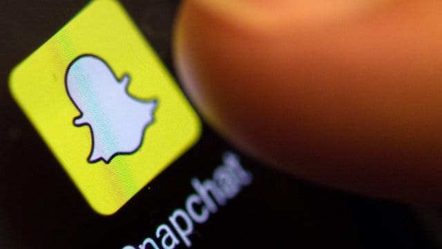Snapchat-Icon auf einem Smartphone-Display. Snapchat-Icon auf einem Smartphone-Display.