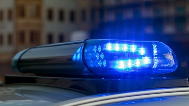 Blaulicht: Die Polizei suchte nach einem Norweger und dessen Sohn. Sie hatten die Ehefrau und Mutter an einer Raststätte vergessen. Blaulicht: Die Polizei suchte nach einem Norweger und dessen Sohn. Sie hatten die Ehefrau und Mutter an einer Raststätte vergessen.