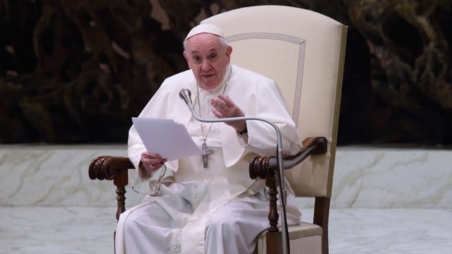 Papst Franziskus spricht während seiner wöchentlichen Generalaudienz in der Halle Paul VI. Papst Franziskus spricht während seiner wöchentlichen Generalaudienz in der Halle Paul VI.