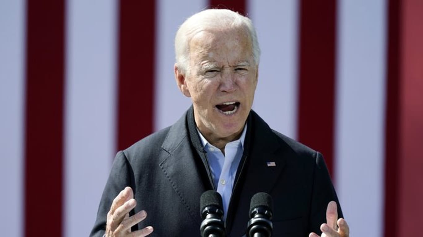 Bei den Vorwürfen, die keinerlei Grundlage hätten, handele es sich um "Müll", sagt Joe Biden.