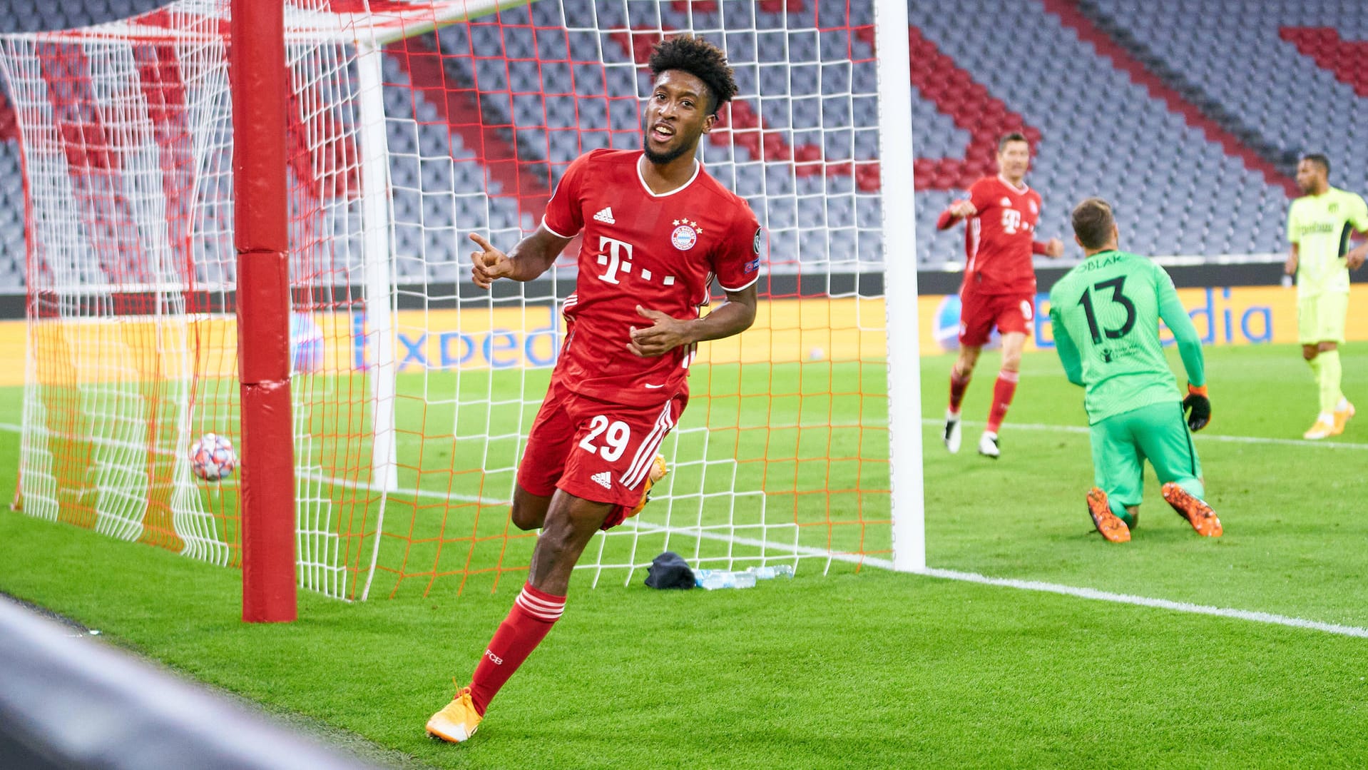 Matchwinner: Bayerns Kingsley Coman dreht jubelnd ab, Atlético-Torwart Oblak (r.) ist geschlagen.