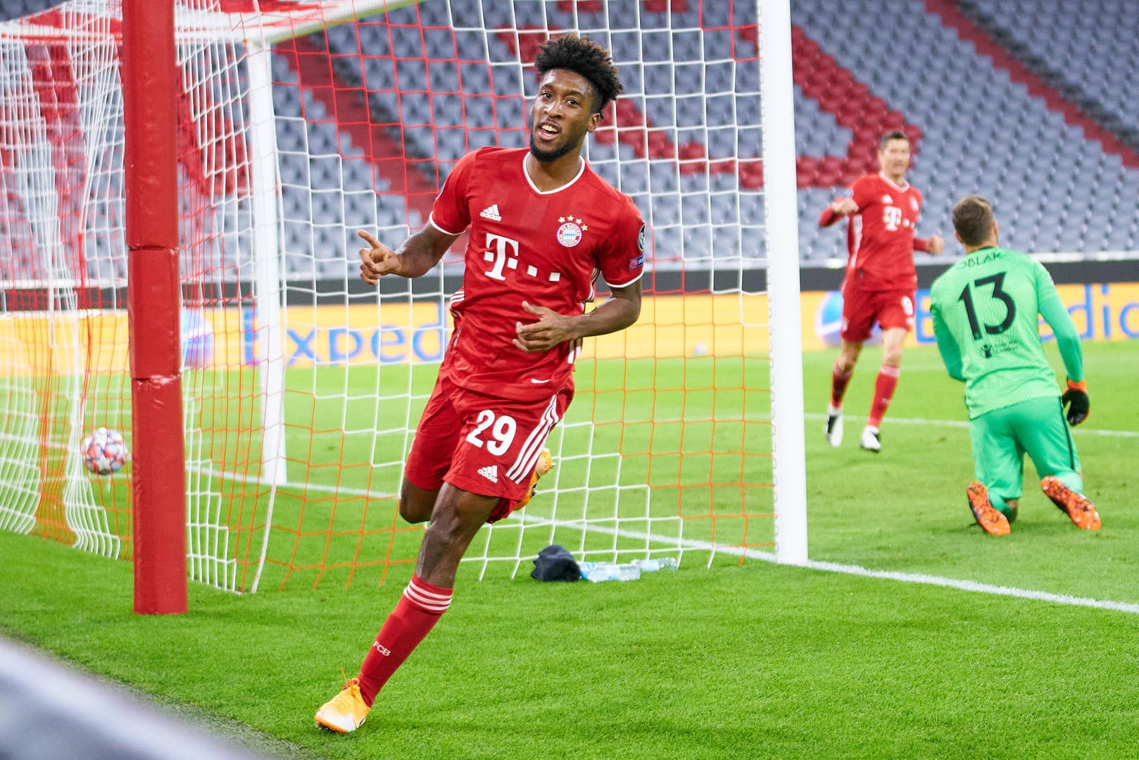 Matchwinner: Bayerns Kingsley Coman dreht jubelnd ab, Atlético-Torwart Oblak (r.) ist geschlagen.