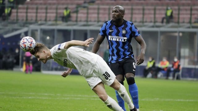 Doppeltorschütze Romelu Lukaku (r) rettete Inter Mailand einen Punkt gegen Borussia Mönchengladbach.