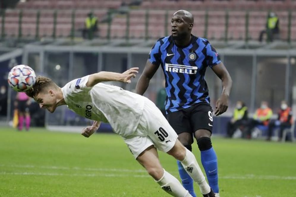 Doppeltorschütze Romelu Lukaku (r) rettete Inter Mailand einen Punkt gegen Borussia Mönchengladbach.