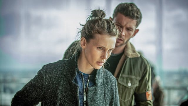 Louise (Marine Vacth), eine ehrgeizige Praktikantin einer Lokalzeitung, und der Polizist Tom (Arnaud Valois) in "Moloch". Louise (Marine Vacth), eine ehrgeizige Praktikantin einer Lokalzeitung, und der Polizist Tom (Arnaud Valois) in "Moloch".