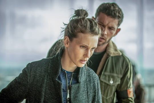 Louise (Marine Vacth), eine ehrgeizige Praktikantin einer Lokalzeitung, und der Polizist Tom (Arnaud Valois) in "Moloch".