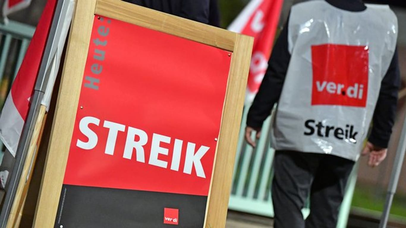 "Streik" steht auf einem Plakat