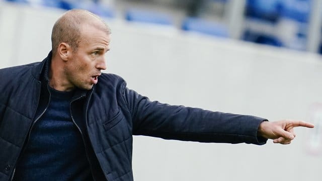 Muss beim Europa-League-Auftakt auf seinen Toptorjäger verzichten: Hoffenheim-Coach Sebastian Hoeneß.