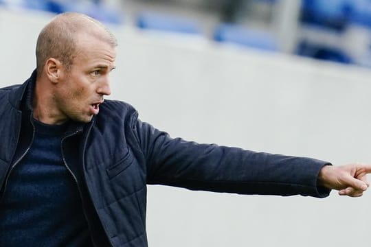 Muss beim Europa-League-Auftakt auf seinen Toptorjäger verzichten: Hoffenheim-Coach Sebastian Hoeneß.