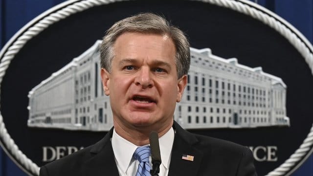 FBI-Direktor Christopher Wray versichert, dass keine Einmischung in die US-Wahl toleriert wird. FBI-Direktor Christopher Wray versichert, dass keine Einmischung in die US-Wahl toleriert wird.