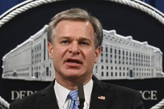 FBI-Direktor Christopher Wray versichert, dass keine Einmischung in die US-Wahl toleriert wird.