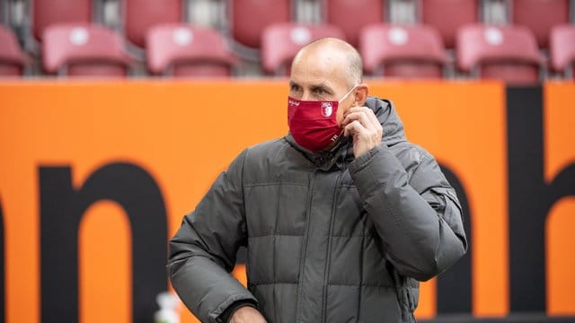 Ist besorgt wegen der steigenden Corona-Zahlen: Augsburg-Coach Heiko Herrlich. Ist besorgt wegen der steigenden Corona-Zahlen: Augsburg-Coach Heiko Herrlich.
