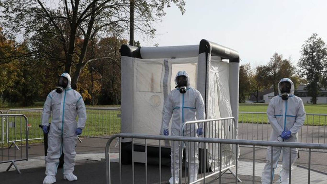 Medizinische Mitarbeiter der polnischen Armee bei der Arbeit in einer Drive-In-Teststation im Hauptquartier der Verteidigungstruppen in Zegrze.