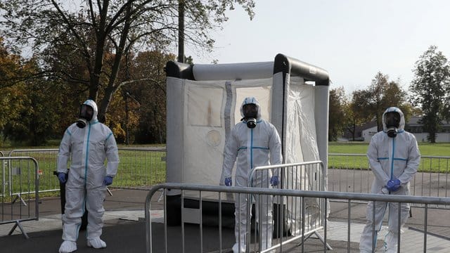 Medizinische Mitarbeiter der polnischen Armee bei der Arbeit in einer Drive-In-Teststation im Hauptquartier der Verteidigungstruppen in Zegrze. Medizinische Mitarbeiter der polnischen Armee bei der Arbeit in einer Drive-In-Teststation im Hauptquartier der Verteidigungstruppen in Zegrze.
