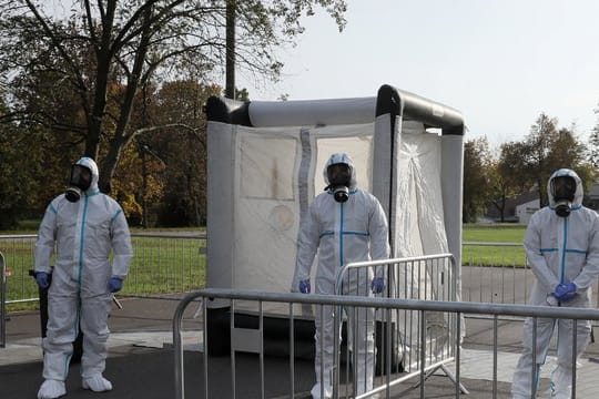 Medizinische Mitarbeiter der polnischen Armee bei der Arbeit in einer Drive-In-Teststation im Hauptquartier der Verteidigungstruppen in Zegrze.