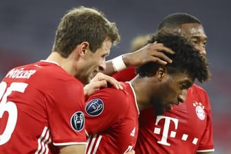 Münchens Matchwinner Kingsley Coman (M) bejubelt sein 4:0 zusammen mit Thomas Müller (l) und David Alaba.