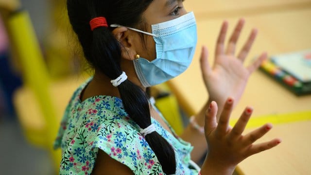 Gehört mittlerweile in den Klassenzimmer dazu: Die siebenjährige Bushra trägt eine Maske. Gehört mittlerweile in den Klassenzimmer dazu: Die siebenjährige Bushra trägt eine Maske.