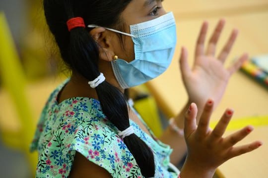 Gehört mittlerweile in den Klassenzimmer dazu: Die siebenjährige Bushra trägt eine Maske.