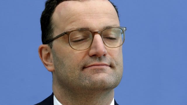 Gesundheitsminister Jens Spahn ist als erster im Kabinett positiv auf Corona getestet worden. Gesundheitsminister Jens Spahn ist als erster im Kabinett positiv auf Corona getestet worden.