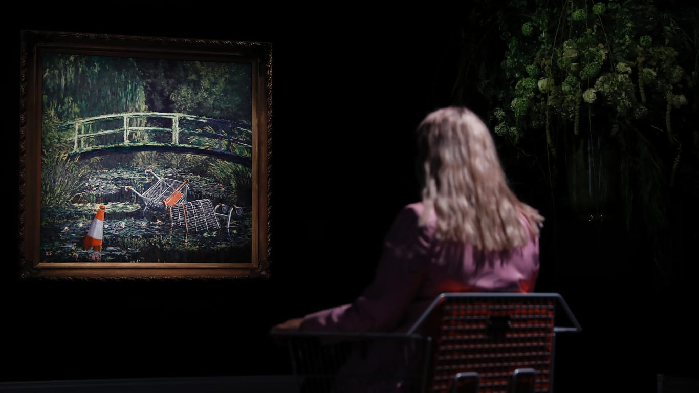 London: Das Gemälde "Show Me the Monet" zeigt statt der Idylle des Gartens aus dem Original einen illegalen Müllablade-Platz.