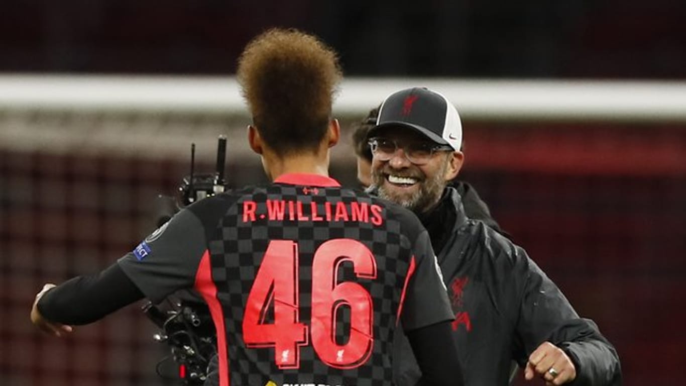 Liverpools Trainer Jürgen Klopp freut sich mit Rhys Williams über den Sieg in Amsterdam.