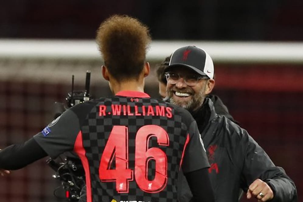 Liverpools Trainer Jürgen Klopp freut sich mit Rhys Williams über den Sieg in Amsterdam.