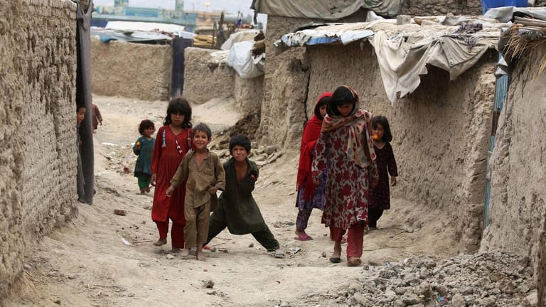 Kinder in Afghanistan: Nach Angaben lokaler Behörden sollen zwölf bei einem Luftangriff getötet worden sein. Die Regierung bestreitet dies.