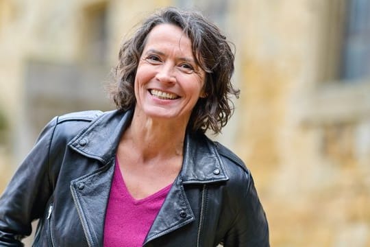 Ulrike Folkerts bei Dreharbeiten zur Krimi-Serie "Tatort" in einem Bauernhof.