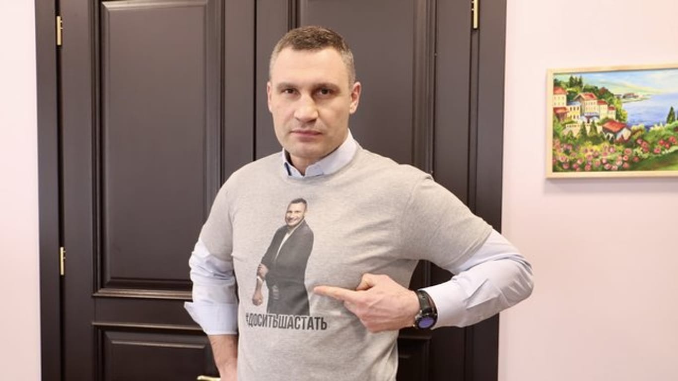 Vitali Klitschko (48), Ex-Boxweltmeister und Bürgermeister der ukrainischen Hauptstadt, warnt Sportfans eindrücklich vor der Nutzung von Freiluftsportgeräten trotz Coronavirus-Verbot und trägt ein T-Shirt mit der Warnung: "#Es reicht mit dem Herumlaufen".