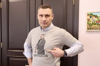Vitali Klitschko (48), Ex-Boxweltmeister und Bürgermeister der ukrainischen Hauptstadt, warnt Sportfans eindrücklich vor der Nutzung von Freiluftsportgeräten trotz Coronavirus-Verbot und trägt ein T-Shirt mit der Warnung: "#Es reicht mit dem Herumlaufen".